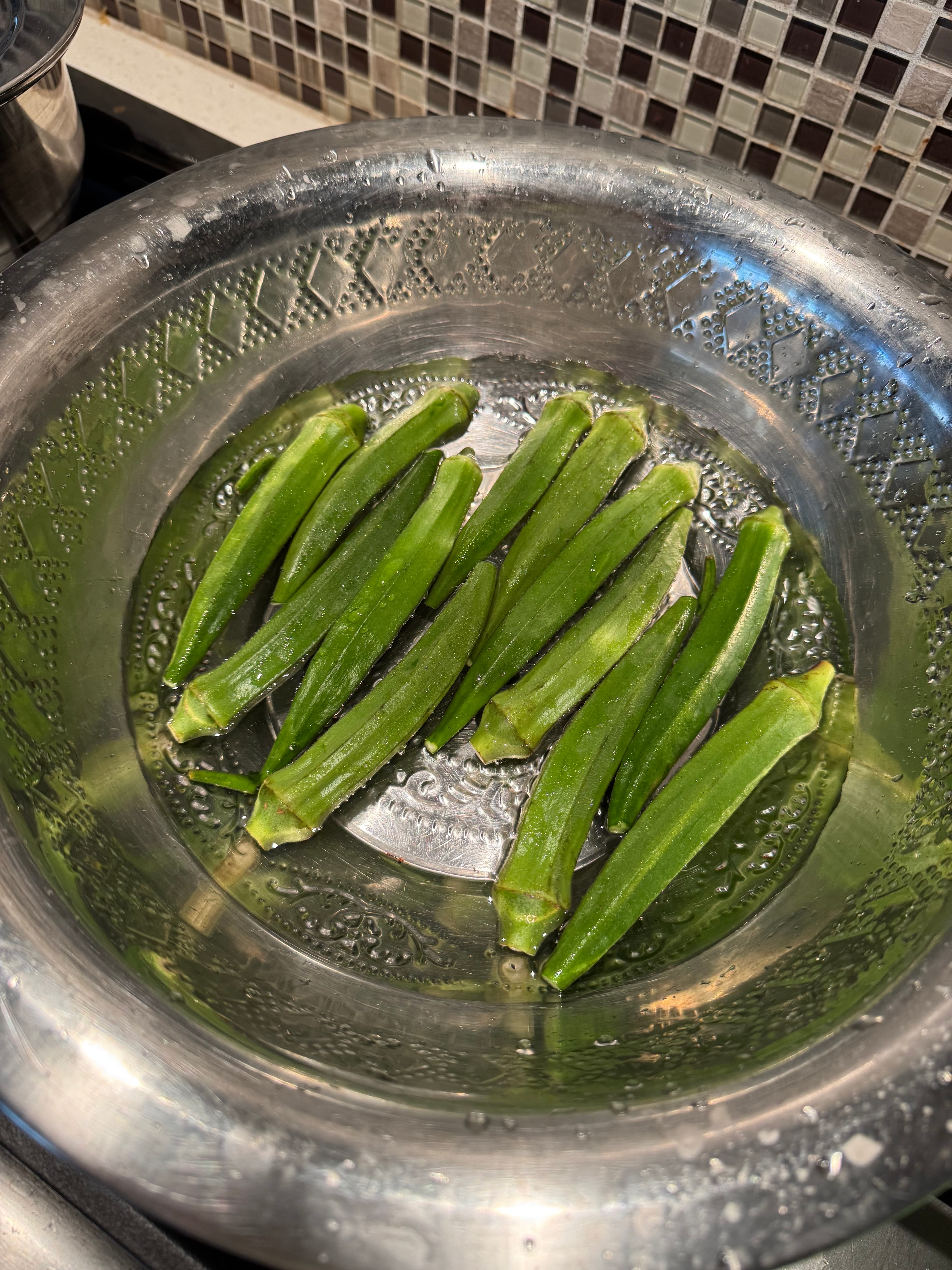 Wash the okra, then dry it completely.